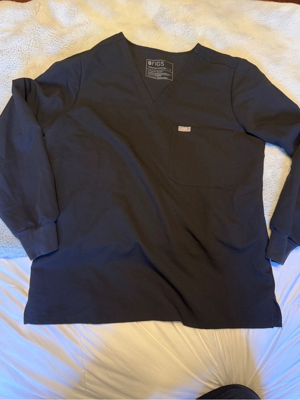 FIGS Wiman’s Black V-Neck Long Sleeve Scrub Top